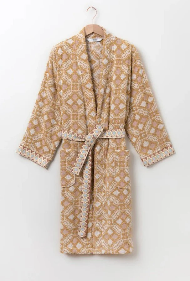 Dieser mehrfarbige Bademantel der Marke Sissy-Boy ist genau das Richtige für kuschelige Abende auf dem Sofa. Der robuste, warme Bademantel ist mit einem wunderschönen farbigen Muster versehen und lässt dich von warmen Sommertagen in Sevilla träumen. 