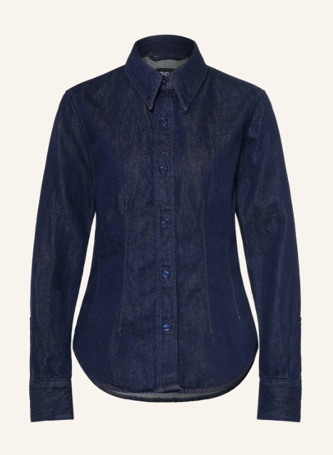 Dunkelblaues Jeanshemd mit Kragen und durchgehender Knopfleiste vor hellem Hintergrund. Tailliertes Damenhemd aus dunklem Denim mit formenden Längsnähten und langen Ärmeln mit Manschetten.