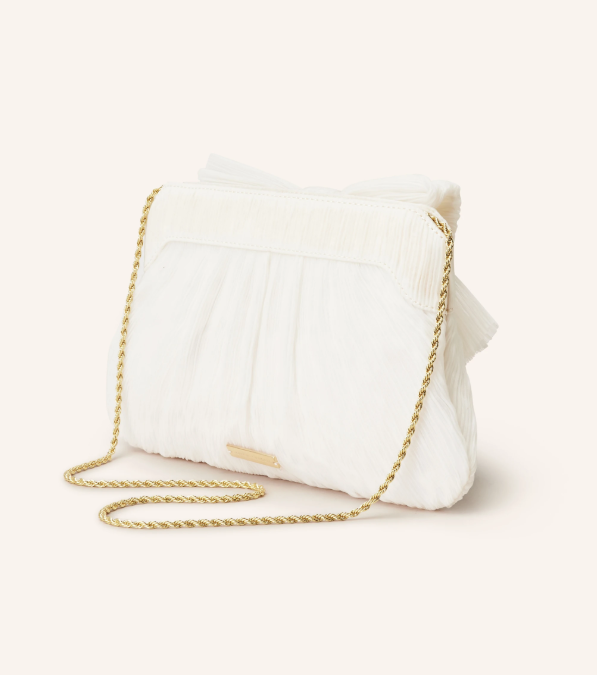 Rückansicht der weißen, plissierten Tasche. Sie zeigt eine weich geraffte Struktur mit einem kleinen, goldenen Logo-Schildchen unten. Der goldene Kettenriemen verläuft seitlich.