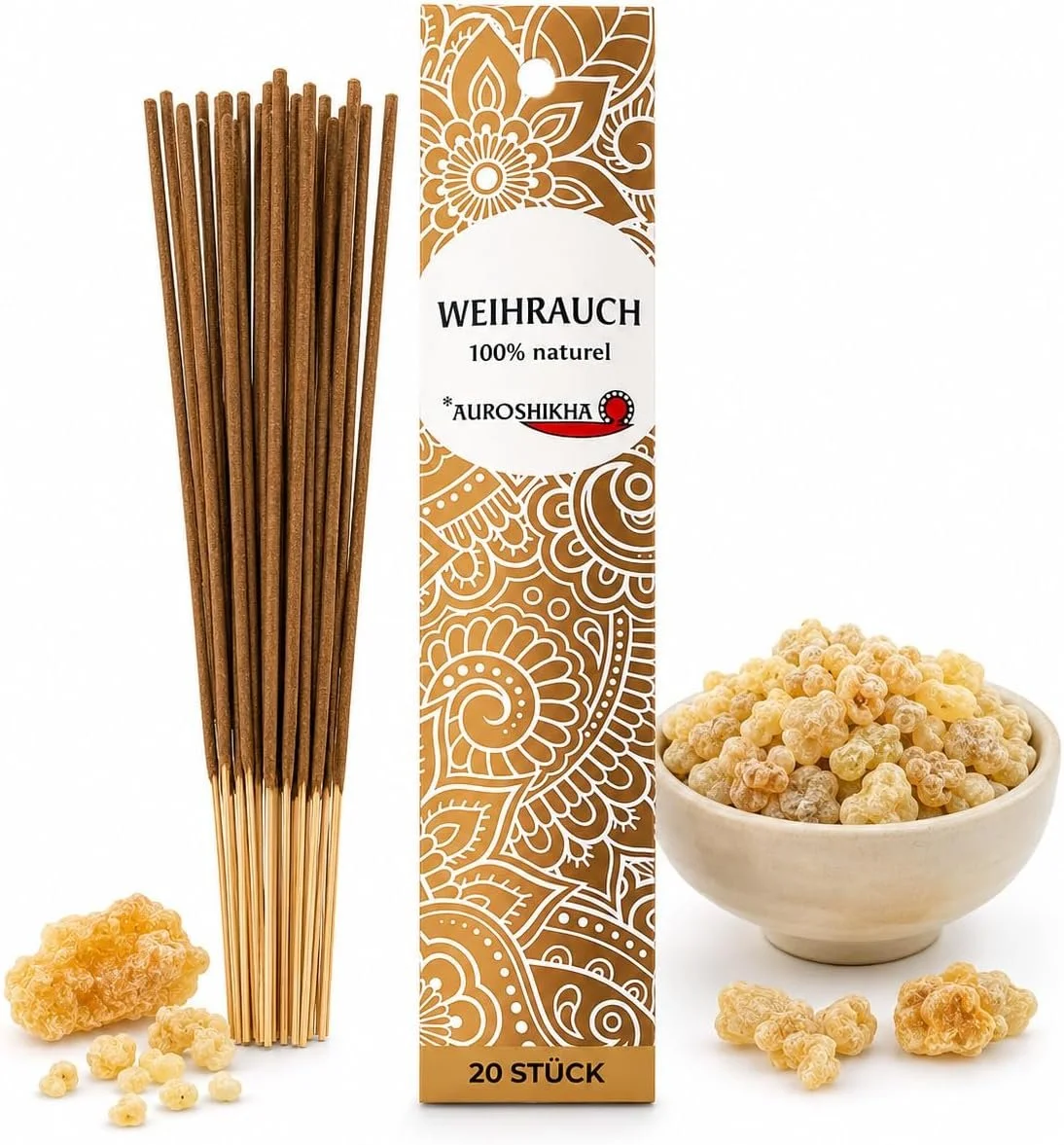 Eine aufrecht stehende Schachtel der Marke "Auroshikha" mit der Aufschrift "WEIHRAUCH" und goldenem Ornament-Muster. Links daneben steht ein Bündel brauner Räucherstäbchen, rechts eine kleine Schale mit goldgelben Weihrauch-Harzstücken.