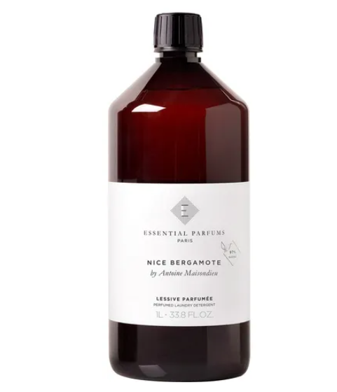 Eine dunkelbraune Flasche des parfümierten Luxus-Waschmittels "Nice Bergamote" von Essential Parfums Paris. Das puristische weiße Etikett und die edle Apotheker-Optik unterstreichen den eleganten, hochwertigen Charakter des Produkts.
