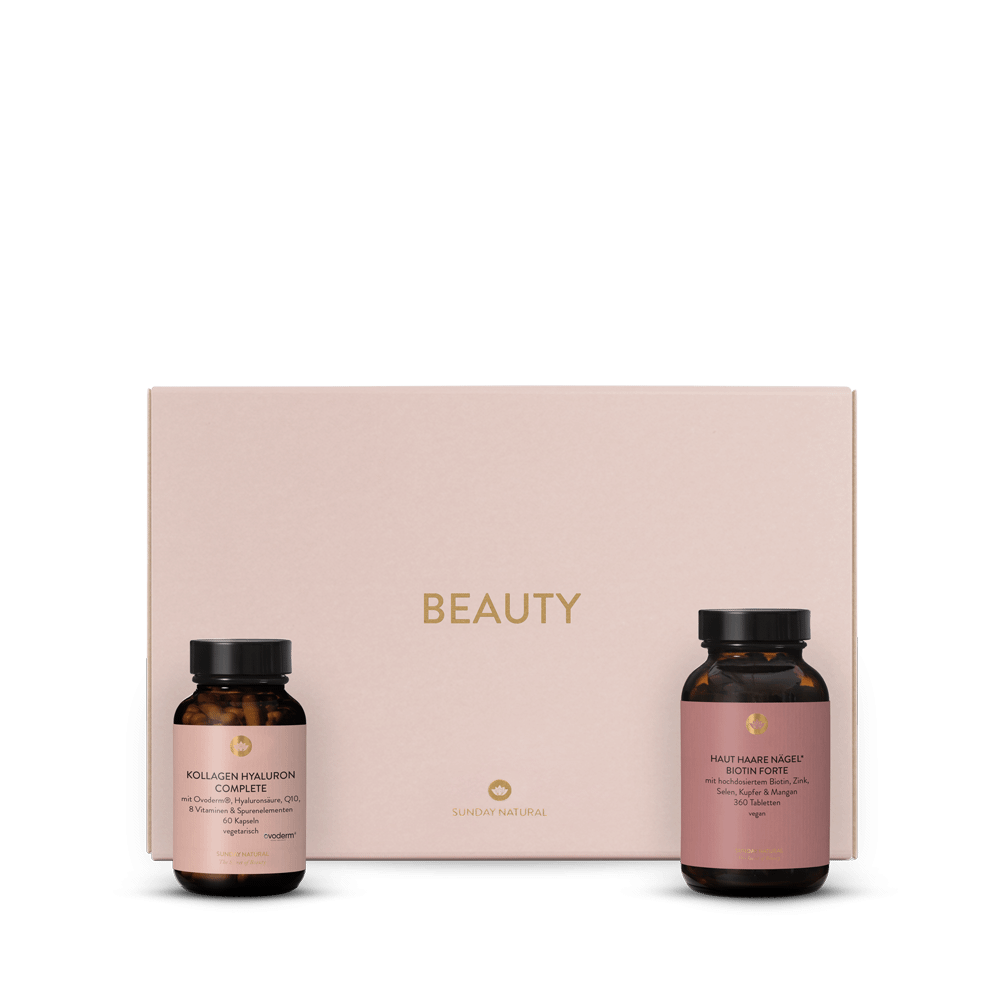 Rosa Geschenkbox „BEAUTY“ von Sunday Natural. Davor stehen zwei braune Gläschen: „Kollagen Hyaluron Complete“ und „Haut Haare Nägel Biotin Forte“.