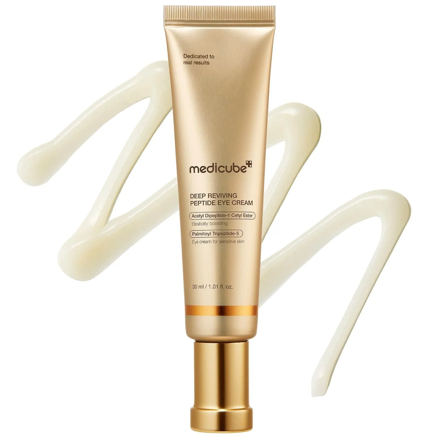 medicube Deep Reviving Peptide Eye Cream: goldene Tube mit Pumpaufsatz vor cremefarbenen Textur-Schlieren