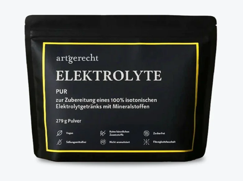 Schwarze Standbeutel-Verpackung von artgerecht mit der Aufschrift 'ELEKTROLYTE PUR'. Symbole am unteren Rand weisen auf die Eigenschaften vegan, zuckerfrei, süßungsmittelfrei und ohne künstliche Aromen hin.