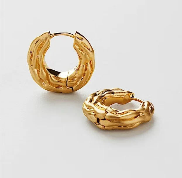 Breite, goldene Creolen (Chunky Hoops) mit grob strukturierter, gehämmerter Oberfläche. Auffälliger, moderner Brautschmuck von Safira, ideal als Statement Brautohrringe in Gold.