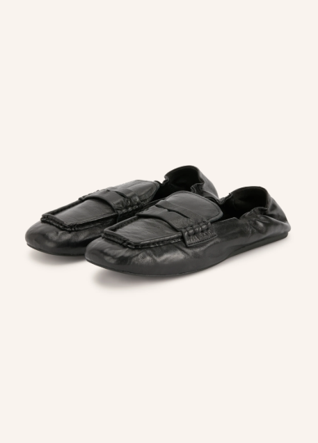 Schwarze Penny-Loafer aus sehr weichem, knautschigem Leder mit dünner Sohle.