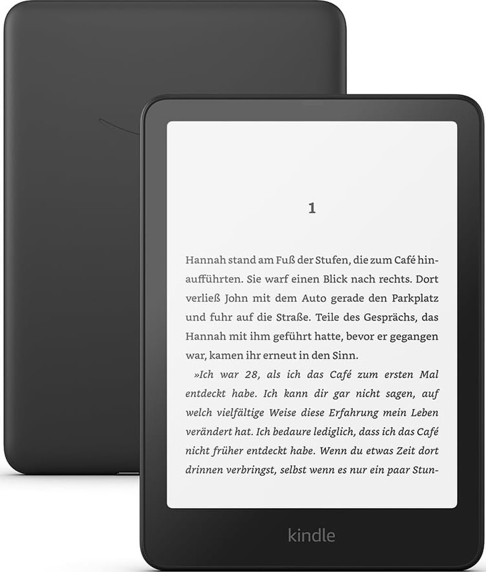 Zwei schwarze Amazon Kindle eReader. Das vordere Gerät zeigt auf seinem weißen Display eine aufgeschlagene Buchseite mit Text, dahinter ist die Rückseite des zweiten zu sehen.