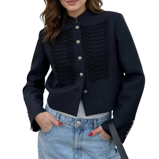 Kurze Napoleon-Jacke in Marineblau mit schwarzen Posamentenschnüren und Silberknöpfen, kombiniert mit heller Jeans
