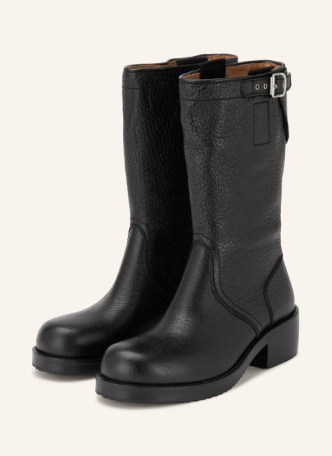 Wadenhohe schwarze Stiefel aus genarbtem Leder mit runder Kappe und kleiner Schnalle am Schaftrand vor hellem Hintergrund.