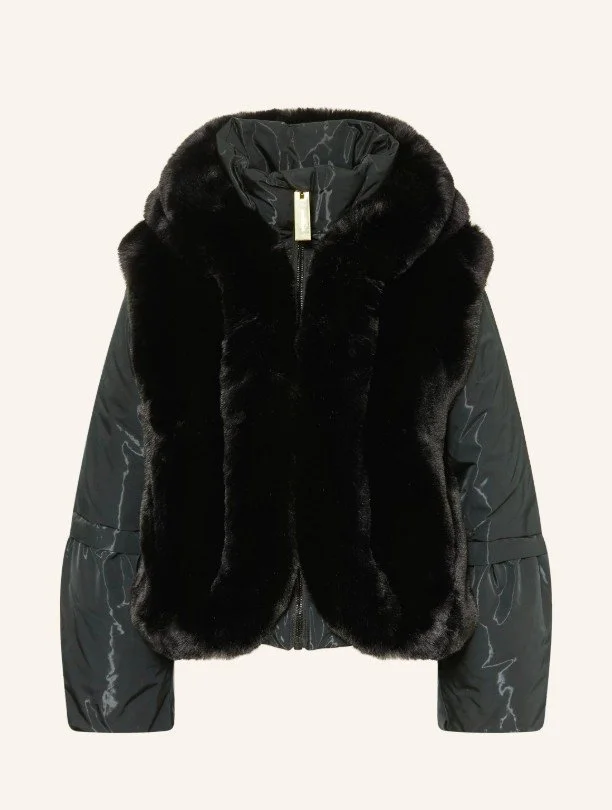 Goldbergh Skijacke, Schwarz. Tailliert, mit breitem schwarzen Kunstfellbesatz an Front und Kragen, glänzendem Funktionsmaterial, goldenem Reißverschluss und Kapuze — luxuriöser Pistenlook.