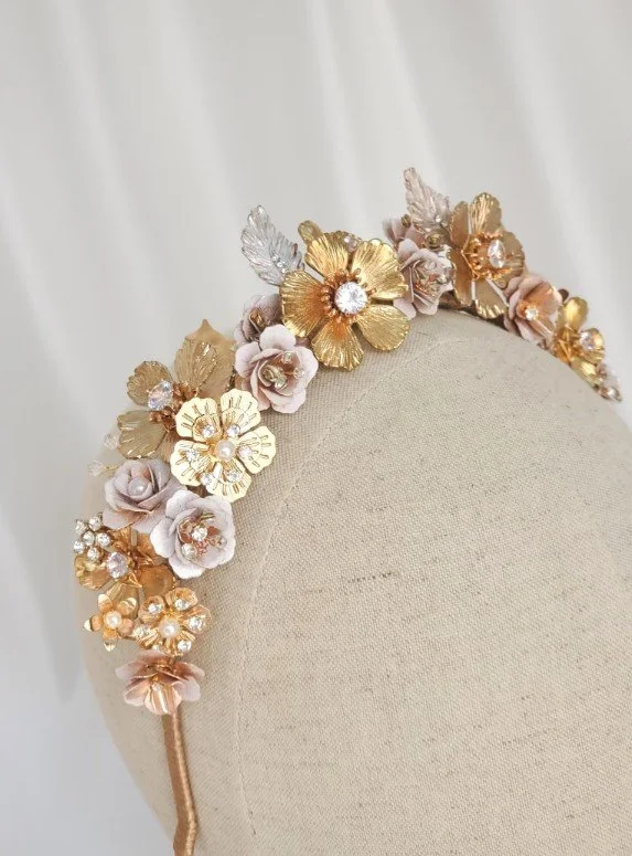 Goldenes Diadem für die Hochzeit mit detailreichen metallischen Blüten, kleinen Rosen und funkelnden Kristallen.