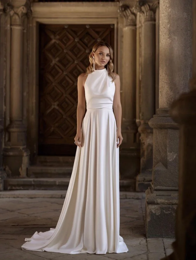 Minimalistisches High-Neck Brautkleid aus Satin vor historischer Architektur.