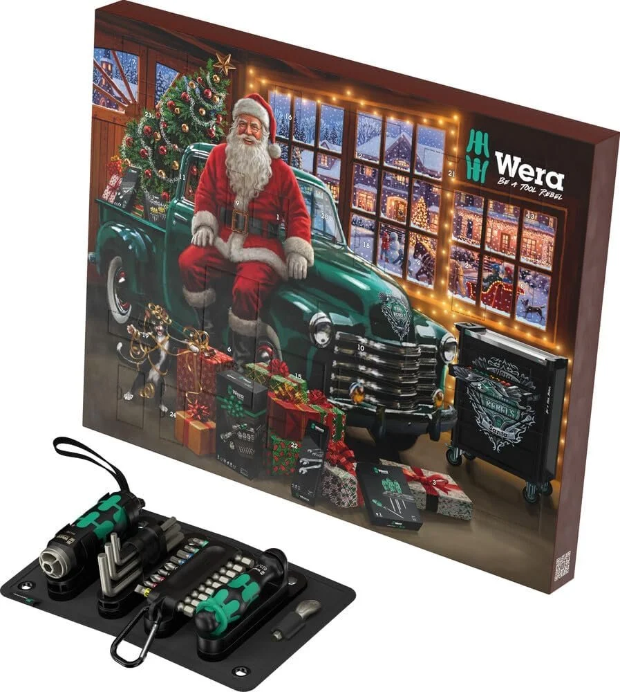 Adventskalender mit Werkzeug von Wera, mit Motiv von einem Weihnachtsmann auf grünem Vintage-Pickup voller Geschenke vor winterlichen Kulisse. Im Vordergrund sind die enthaltenen Werkzeuge übersichtlich auf einer schwarzen Unterlage arrangiert.