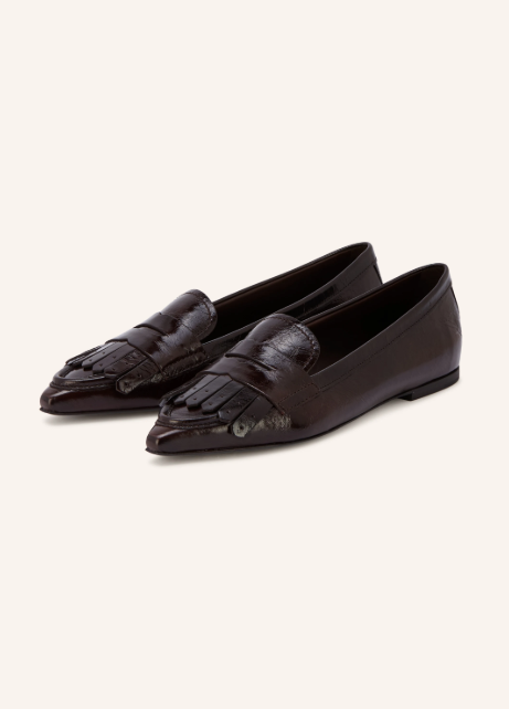 Spitze, dunkelbraune Lackleder-Loafer mit Fransenbesatz und klassischem Penny-Steg.