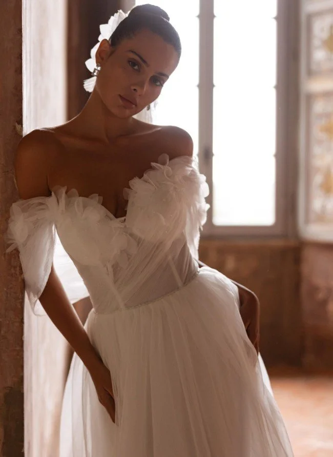 Romantisches Tüll-Brautkleid mit drapiertem Korsett und 3D-Blüten-Off-Shoulder-Ärmeln.