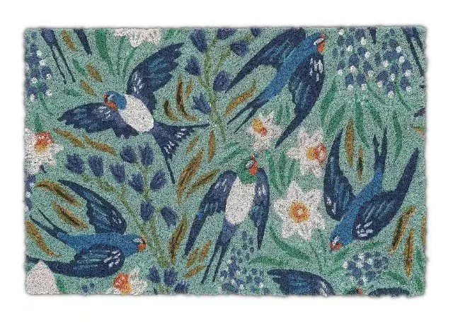 Rechteckige Kokos-Fußmatte mit einem lebendigen Frühlingsmuster, das blaue Schwalben, weiße Narzissen und grüne Blätter auf einem blau-grünen Hintergrund zeigt.