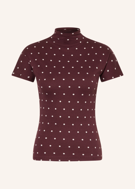 Dunkelrotes, kurzärmliges Shirt mit Stehkragen und weißen Punkten.