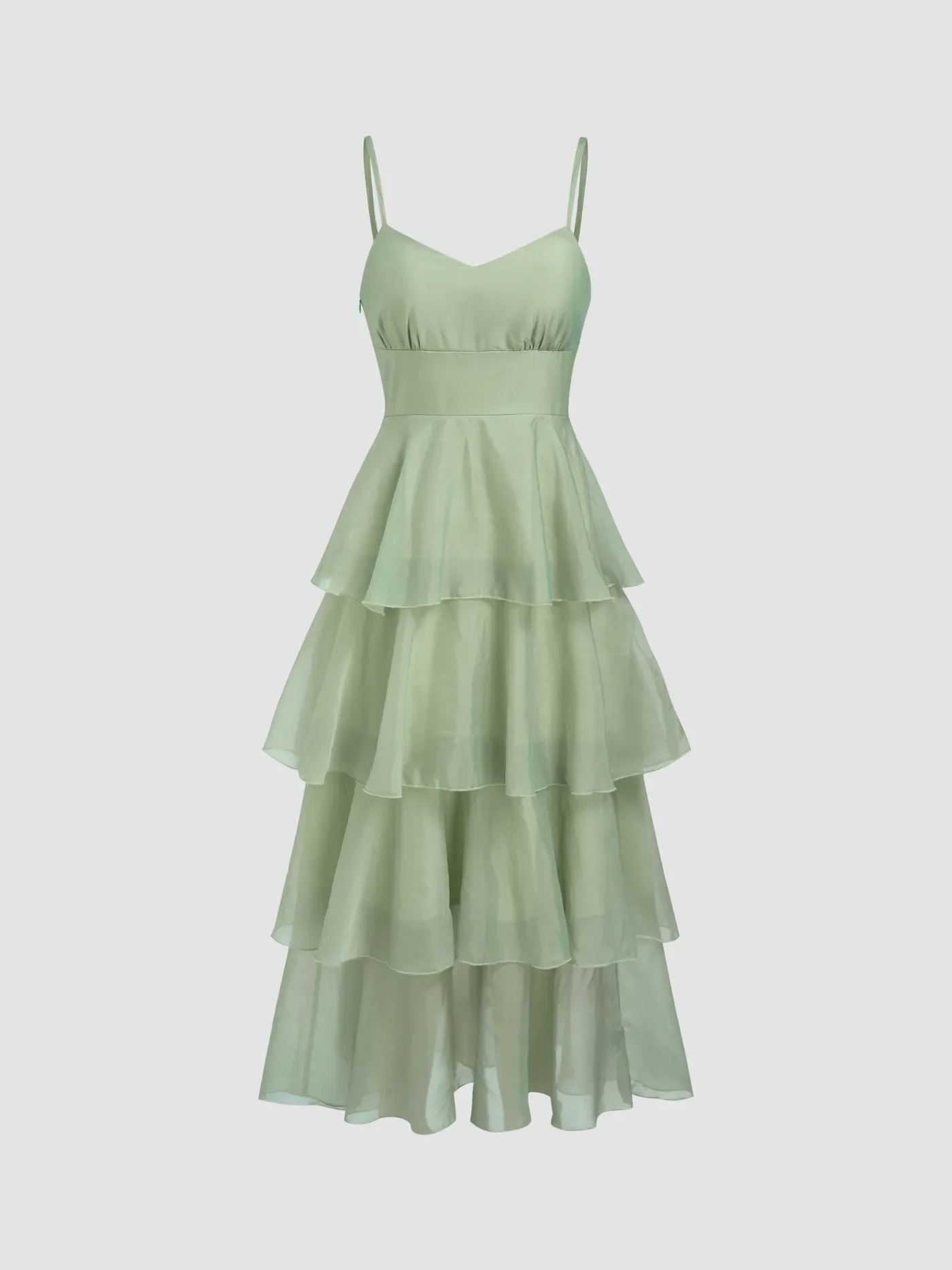 Hellgrünes, luftiges Brautjungfernkleid aus Chiffon mit verspieltem Stufenrock und schmalen Spaghettiträgern. Mehrlagig, leicht und dynamisch – ideal für Sommerhochzeiten und als günstige, feminine Inspiration.