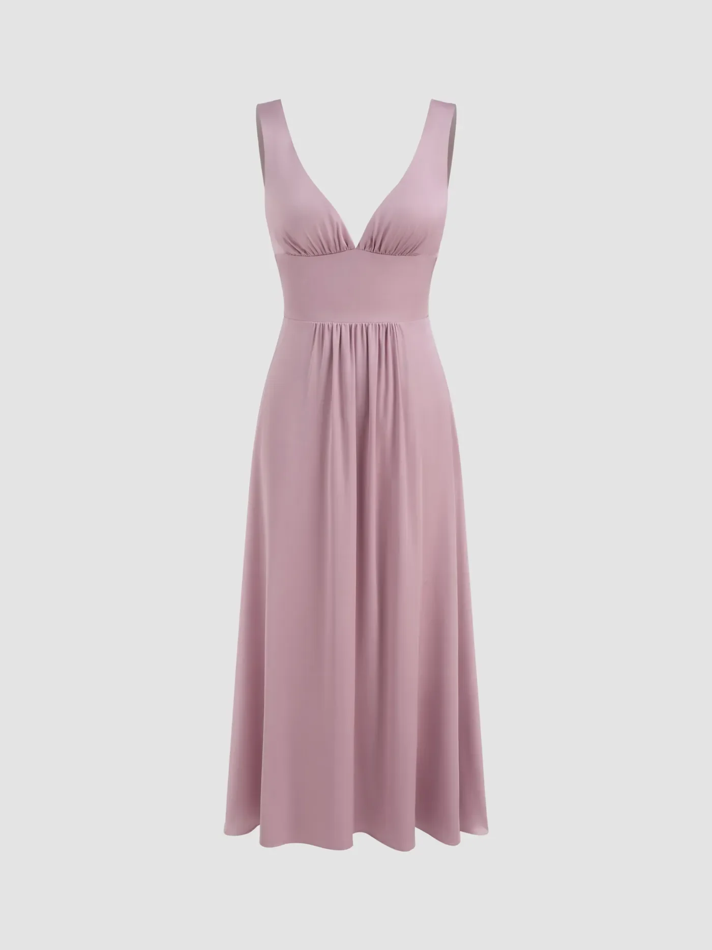 Klassisches Brautjungfernkleid in gedecktem Altrosa, luftiges Material, tiefer V-Ausschnitt und breite Träger. Fließende A-Linie mit betonter Taille für eine zeitlose, figurfreundliche Silhouette — stilvoll und preiswert.