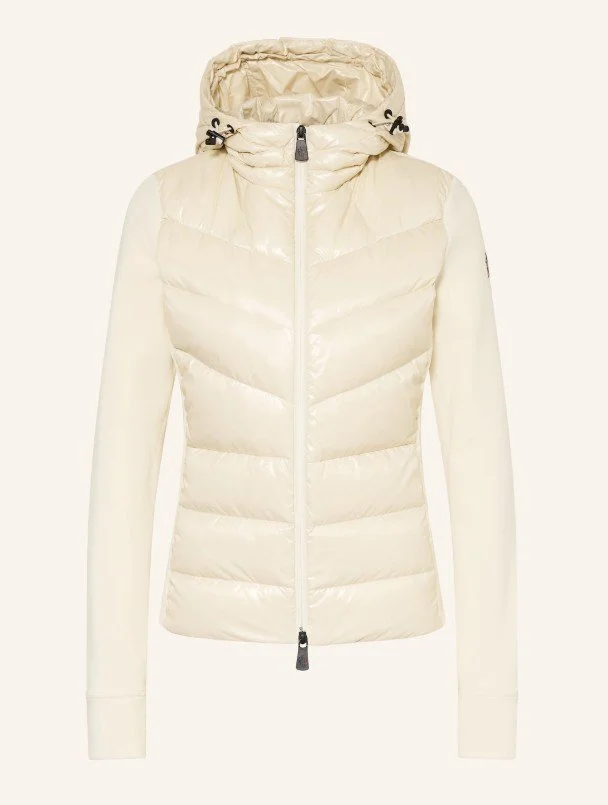 Elegante Moncler Grenoble Hybrid-Jacke in Cremeweiß. Schmal geschnitten, gesteppte Daunen-Vorderseite, matte Jersey-Ärmel und Kapuze – luxuriöser Midlayer für stilvolle Ski-Outfits.