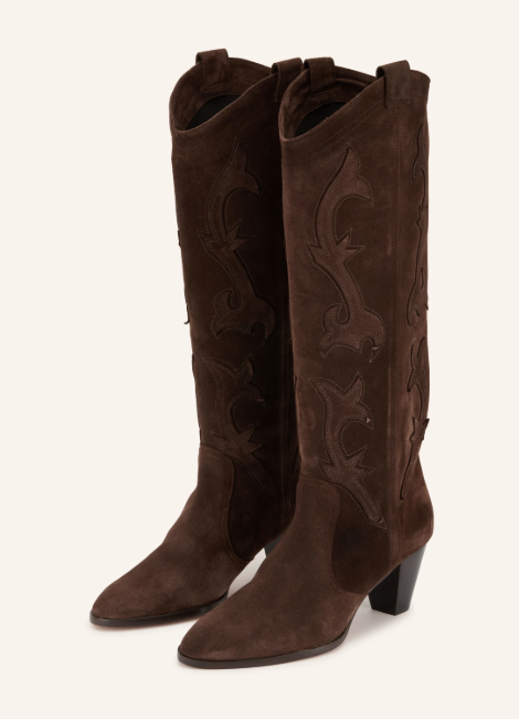 Ein Paar hohe, dunkelbraune Cowboystiefel aus Wildleder mit klassischen Ziernähten am Schaft, spitzer Kappe und Blockabsatz.