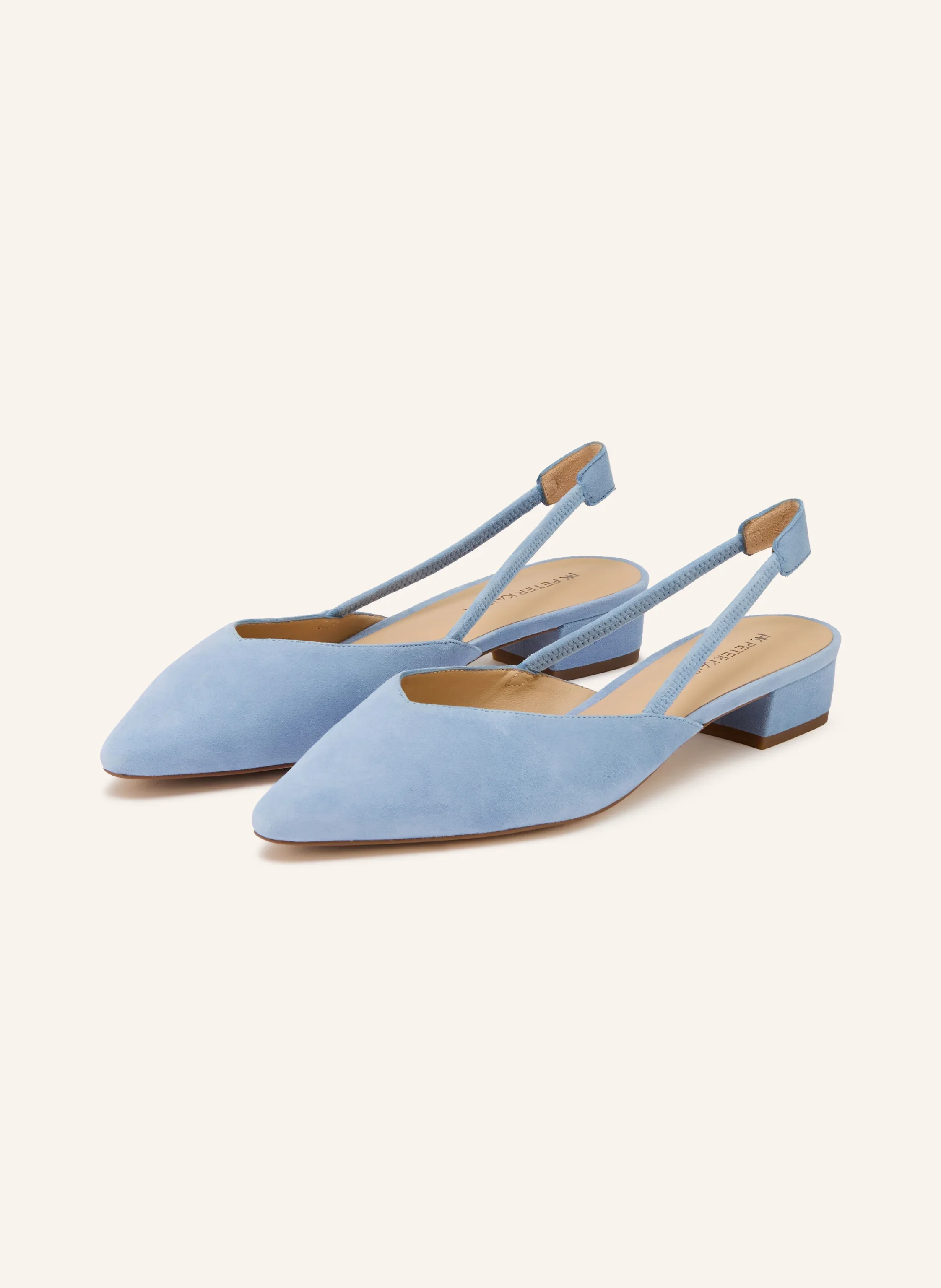 Hellblaue Slingback-Pumps aus Wildleder von Peter Kaiser mit spitzer Zehenkappe und niedrigem Blockabsatz vor hellem Hintergrund.