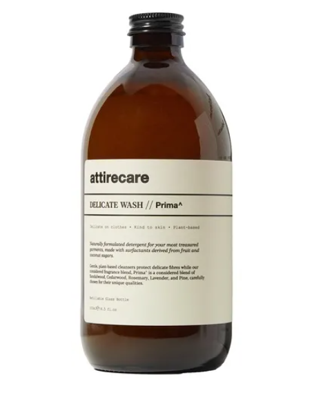 braune Flasche in edler Apotheker-Optik, die das pflanzliche Feinwaschmittel "Delicate Wash // Prima" der Marke attirecare enthält. Mit minimalistischem, hellem Etikett .