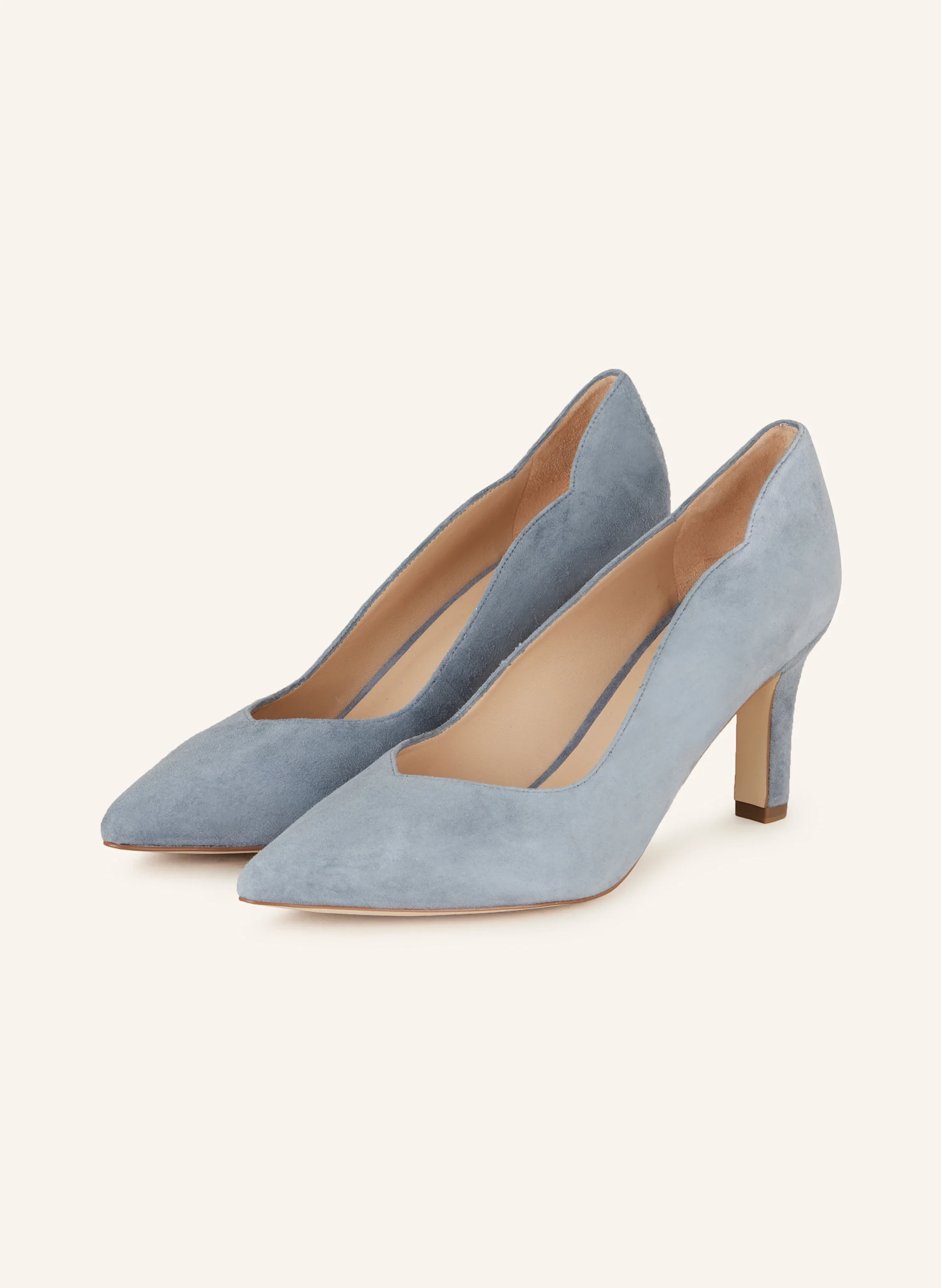 Elegante hellblaue Pumps aus Wildleder als moderne "Something Blue"-Brautschuhe mit spitzer Kappe und klassischem Absatz, dargestellt in brautschuhe-11.webp.