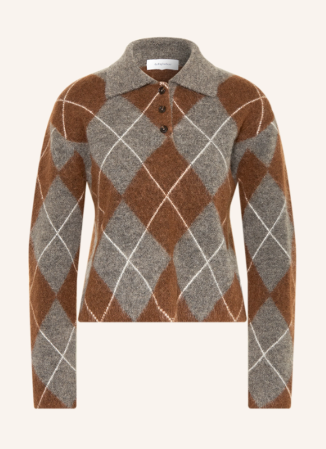 Braun-grauer Strickpullover mit Rautenmuster und weißen Linien vor hellem Hintergrund. Flauschiger Damenpullover mit Polokragen, kurzer Knopfleiste mit drei Knöpfen und langen Ärmeln.