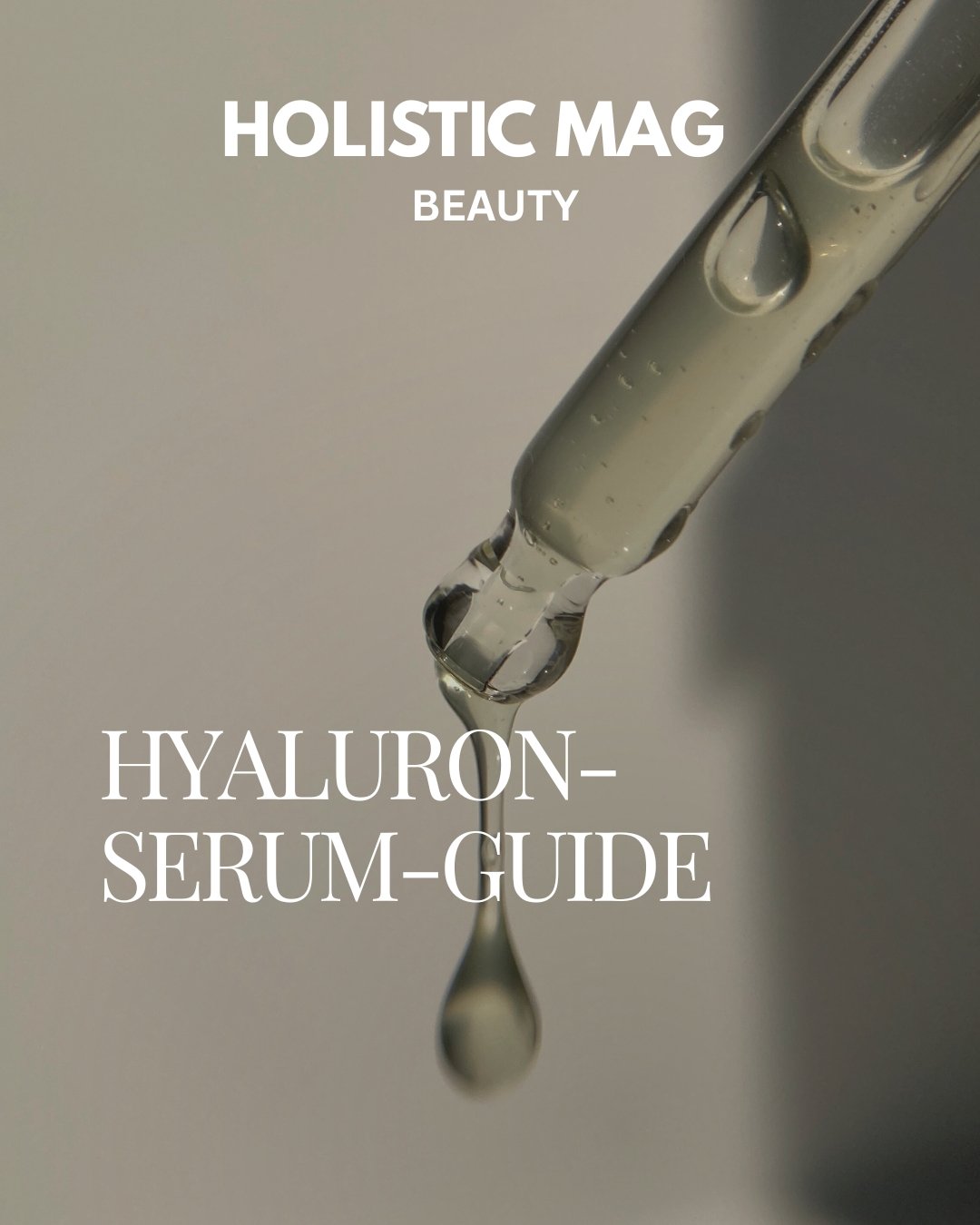 Nahaufnahme einer gläsernen Pipette mit einem herabfallenden Tropfen Serum und dem Schriftzug "HOLISTIC MAG BEAUTY HYALURON-SERUM-GUIDE".