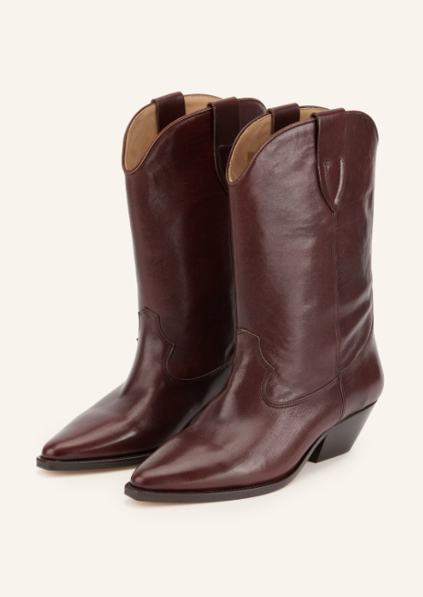 Ein Paar rotbraune Cowboystiefel aus Glattleder mit spitzer Kappe, typisch geschwungenem Schaftrand mit Zuglaschen und niedrigem Blockabsatz.