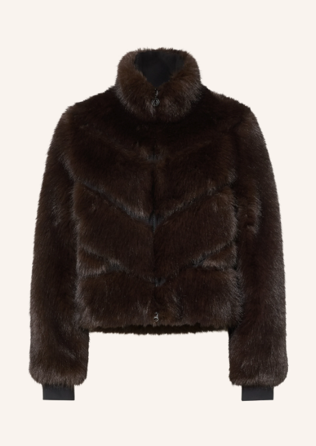 Eine kurze, dunkelbraune Kunstpelzjacke mit Stehkragen, V-förmiger Nahtstruktur, Reißverschluss und dunkel abgesetzten Ärmelbündchen.
