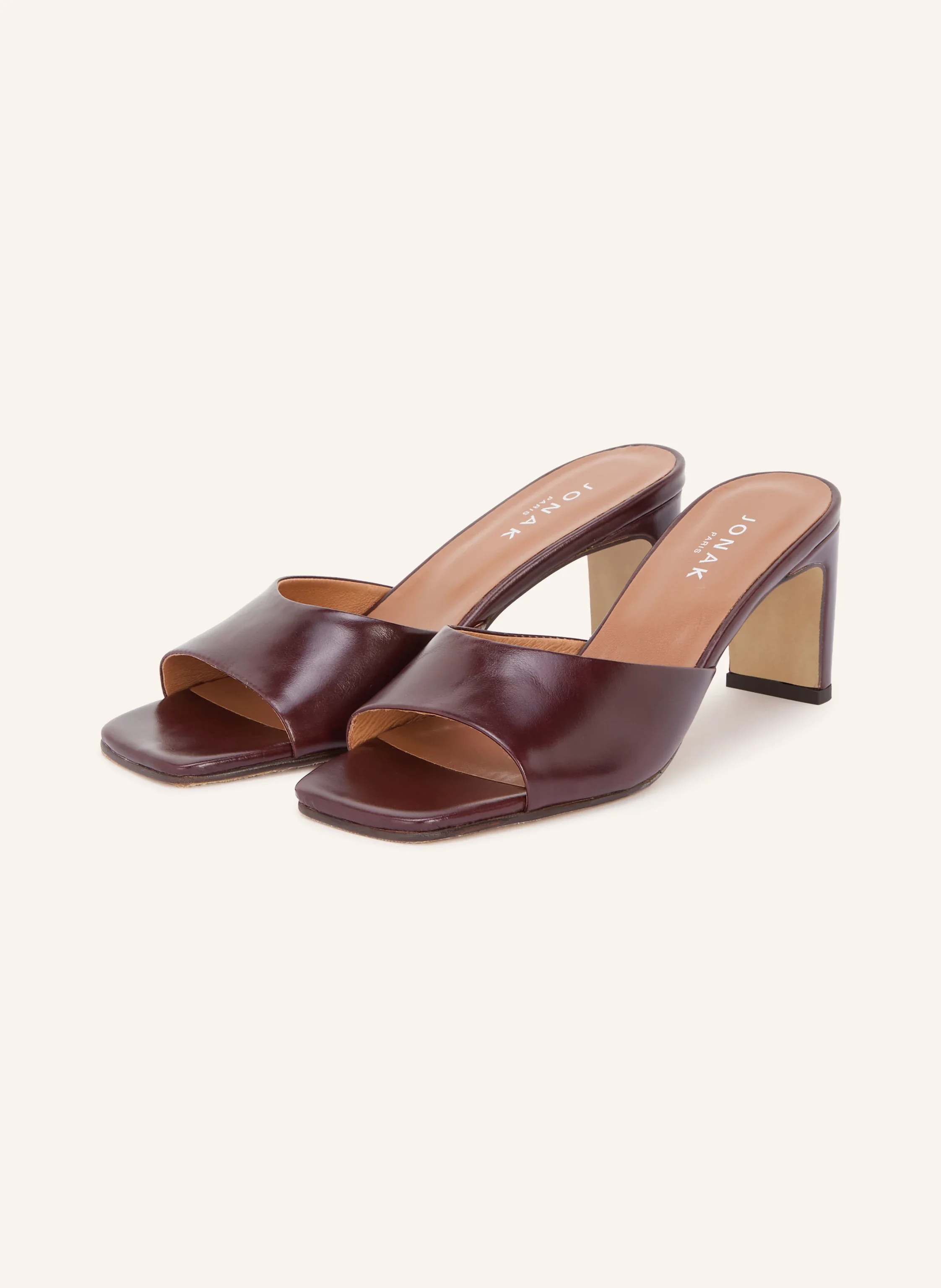 Bordeaux-Leder-Mule von Jonak Paris mit breitem quadratischen Vorderriemen und stabilem Block-Heel – Pariser Stil Frühling 2026