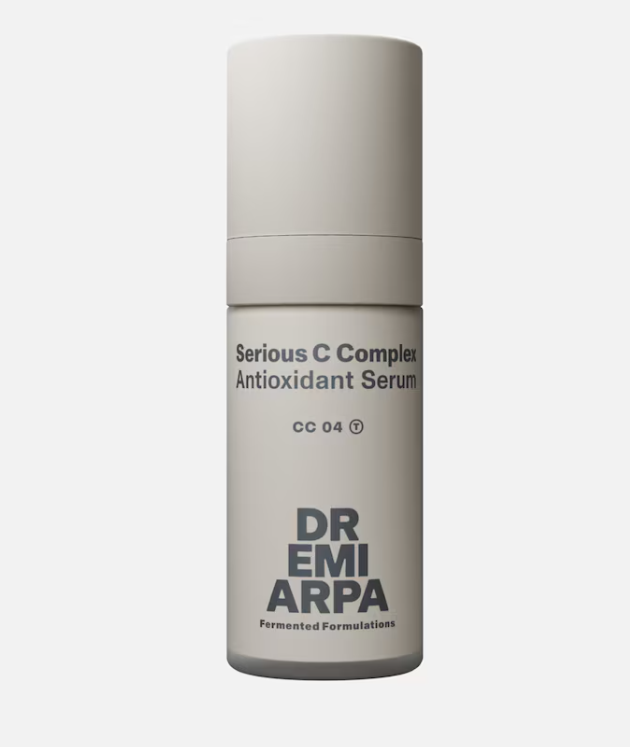 Beige Pumpflasche des "Serious C Complex Antioxidant Serum" der Marke Dr. Emi Arpa.