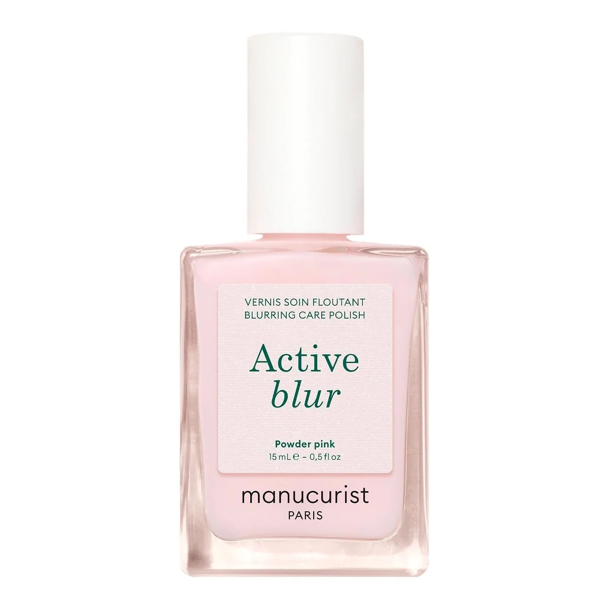 Eine eckige Glasflasche von Manucurist mit weißer Kappe und zartrosa Nagellack „Active blur“ (Powder pink). Auf dem Etikett steht „VERNIS SOIN FLOUTANT BLURRING CARE POLISH“.