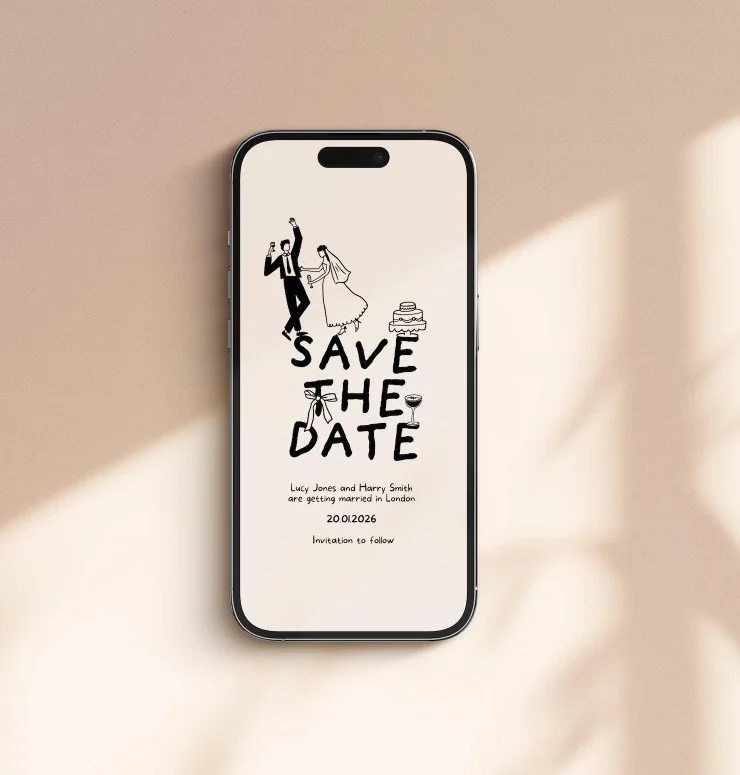 Modernes Smartphone vor sandfarbenem Hintergrund mit Blätterschatten. Display zeigt digitale Save‑the‑Date‑Karte: schwarze Line‑Art eines tanzenden Brautpaares neben Hochzeitstorte.