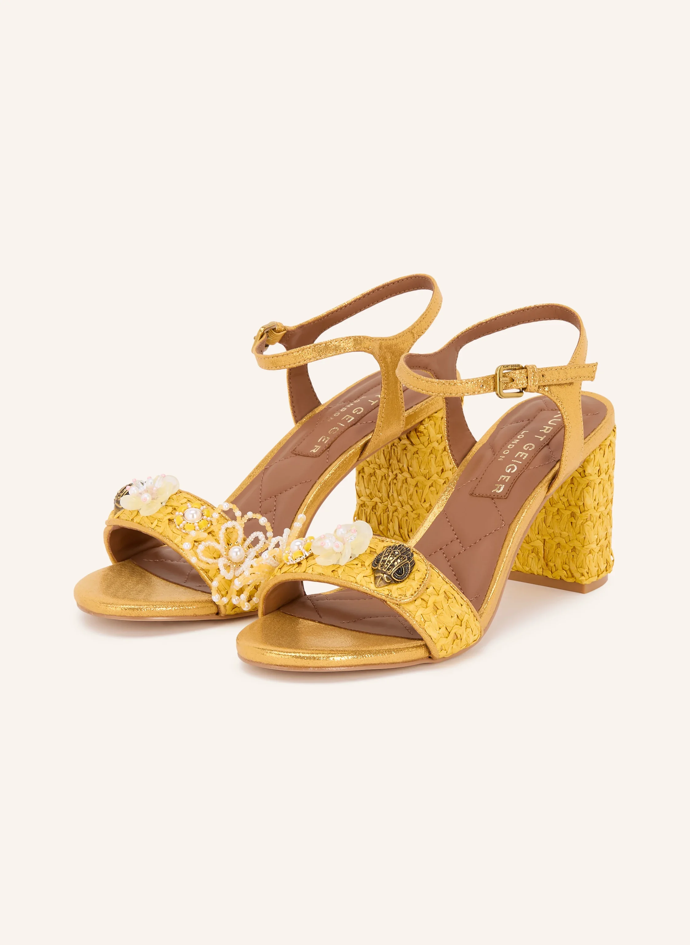 Goldene Raffia-Sandalette von Kurt Geiger London mit perlenbesticktem Riemen und Blüten-Schmuck-Detail – ornamentaler Sandal Frühling 2026