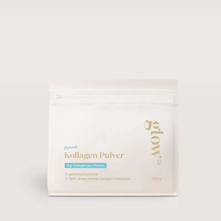 Weißer Standbeutel mit "Marines Kollagen Pulver" (300 g) der Marke glow25. Das schlichte Design ist in Weiß gehalten, mit goldener Aufschrift und kleinen hellblauen Akzenten.