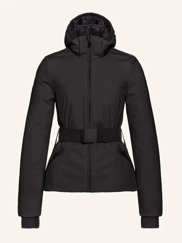 Elegante, schwarze Skijacke von Goldbergh. Die taillierte Softshell-Jacke verfügt über einen integrierten Gürtel, der eine feminine Silhouette zaubert, und eine Kapuze – ein minimalistisches Must-Have für zeitlose Ski Outfits.