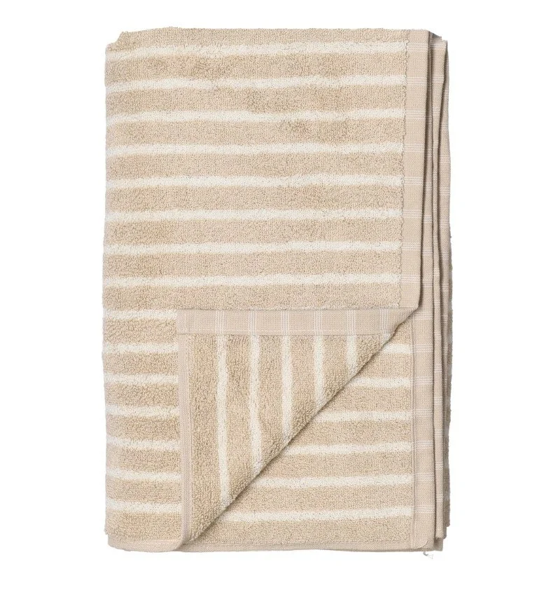 Das Drift Badetuch 70x140 cm von Scandi Living kombiniert großzügige Größe mit lebendigem Design. Hergestellt aus 100 % biologischer Baumwolle und GOTS-zertifiziert, bietet es eine weiche und saugfähige Qualität. Die schmalen Streifen in dynamischen 