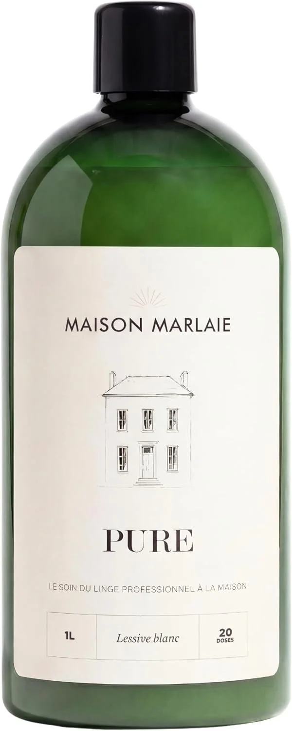 Eine grüne Flasche mit schwarzem Verschluss, die das Waschmittel „PURE“ der Marke Maison Marlaie enthält. Das helle Etikett zeigt die schlichte Zeichnung eines Hauses sowie die Sachangaben „Lessive blanc“ und „20 Doses“.