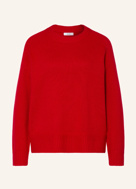 Roter Langarm Pullover aus Feinstrick mit Rundhalsausschnitt und Raglanärmeln. Lockerer Strickpullover vor hellem Hintergrund. Breite elastische Rippbündchen an Kragen, Ärmelenden und weitem Saum.
