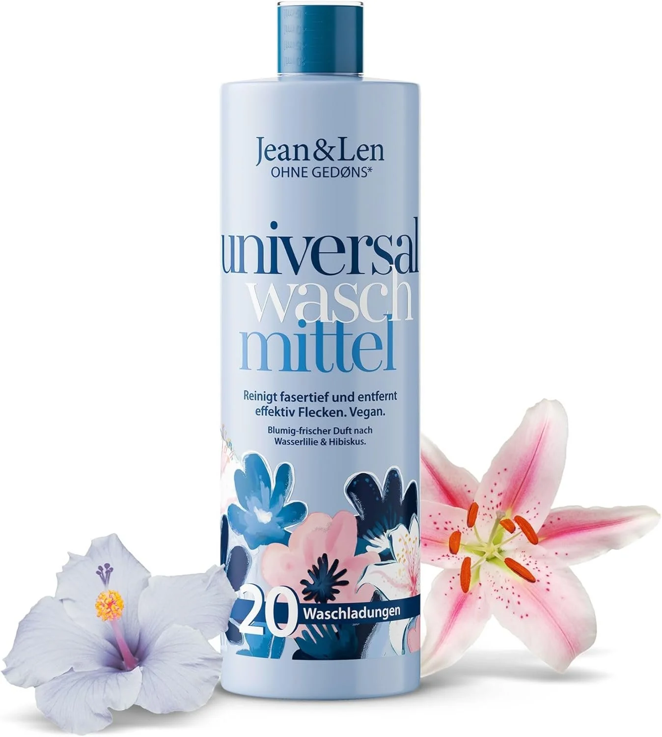 Eine hellblaue Flasche des Universalwaschmittels der Marke Jean&Len, neben der eine echte Hibiskus- und eine Lilienblüte liegen. Der aufgedruckte Text weist auf ein veganes Produkt für 20 Waschladungen mit dem Duft nach Wasserlilie und Hibiskus hin.