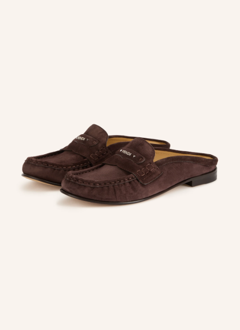 Dunkelbraune Veloursleder-Mules ohne Fersenpartie im Loafer-Stil mit markanter Mokassin-Naht und einer Ristspange mit kleiner „FENDI“-Prägung