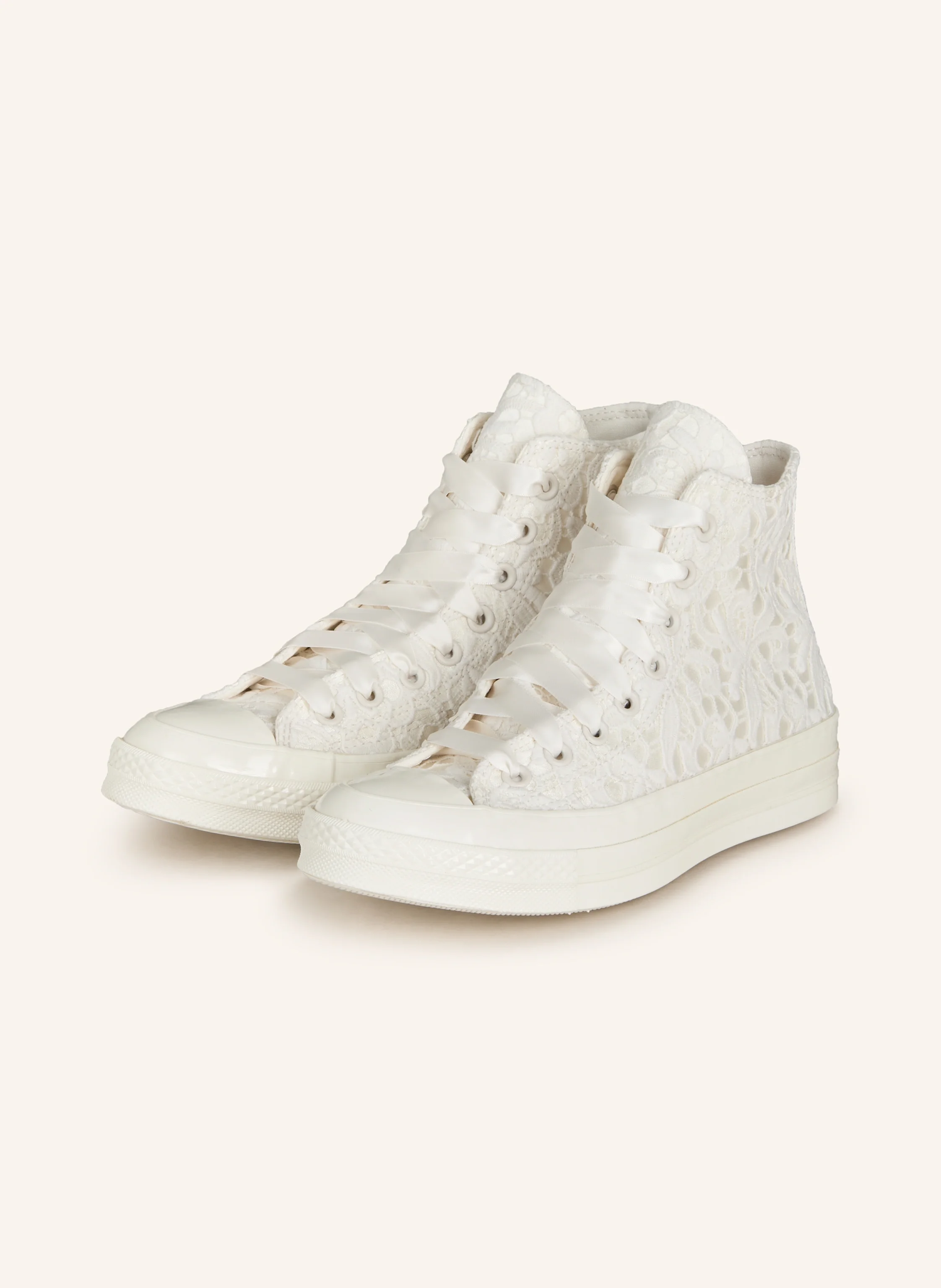Weiße Brautsneaker im High-Top-Design mit filigranem Spitzenüberzug und eleganten Satinschnürsenkeln als bequeme Alternative für den Hochzeitstag, zu sehen in brautschuhe-3.jpg.
