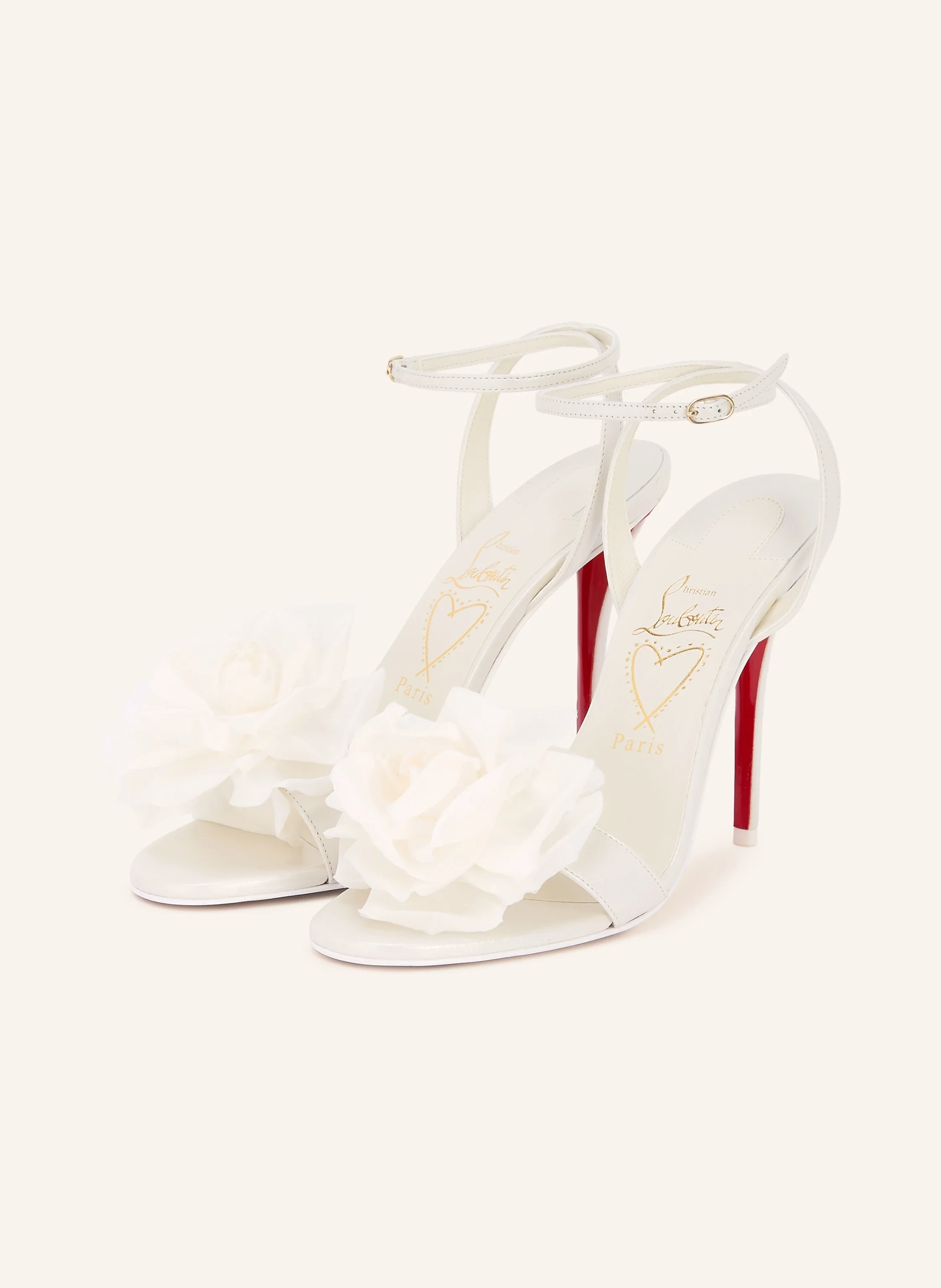 Luxuriöse Christian Louboutin Brautsandalen mit ikonischer roter Sohle und romantischer, großer Blüten-Applikation am Vorderfuß, zu sehen in brautschuhe-7.webp.