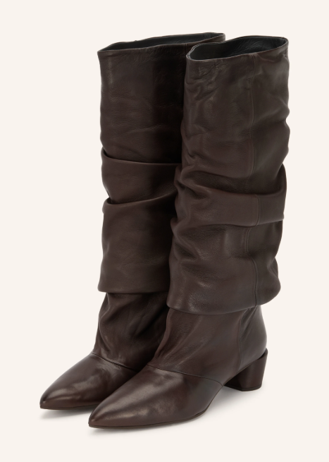 Ein Paar dunkelbraune Lederstiefel mit weichem Faltenwurf am Schaft und spitzer Kappe vor einem hellen Hintergrund.
