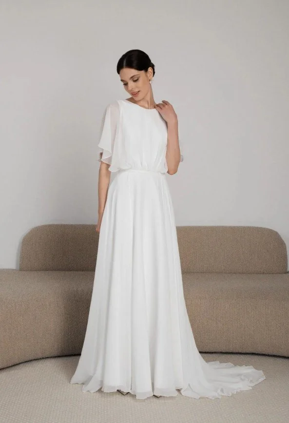 Minimalistisches A-Linien-Brautkleid mit hochgeschlossenem Ausschnitt und lockeren Flatterärmeln aus leichtem Chiffon, das eine zeitlose und unaufdringliche Eleganz verkörpert.