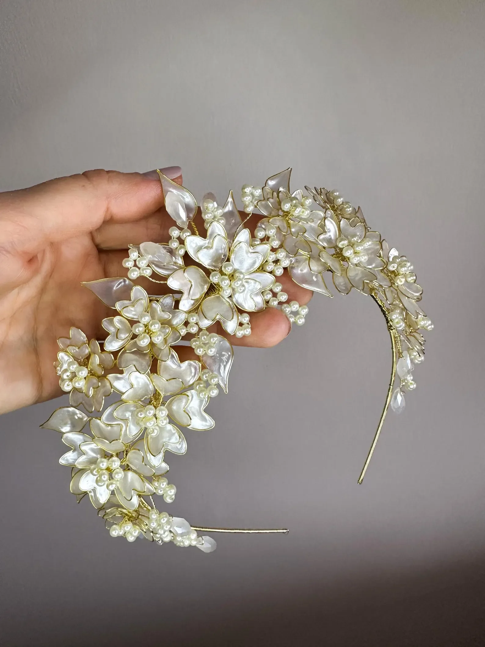 Auffälliges florales Diadem für die Hochzeit aus Golddraht mit großen, schimmernden Perlmutt-Blüten und feinen Perlen.