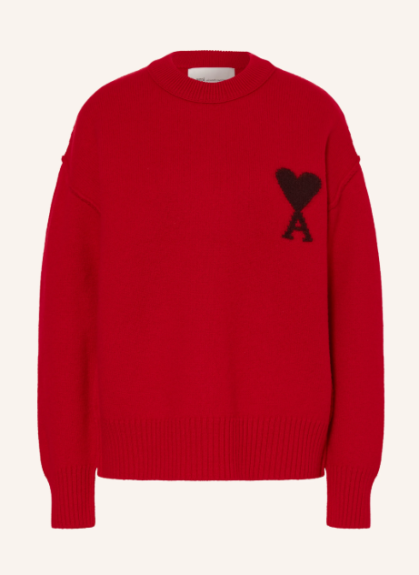 Roter Langarm Pullover aus Feinstrick mit Rundhalsausschnitt und überschnittenen Schultern. Strickpullover zeigt großes dunkelbraunes Herz-A-Logo auf der linken Brust vor hellem Hintergrund. Rippbündchen an Hals, Ärmelenden und breitem Saum.